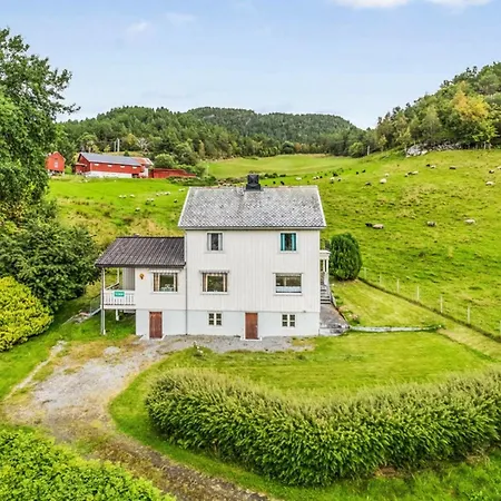 8 Person In Vagland-by Traum Bårdset