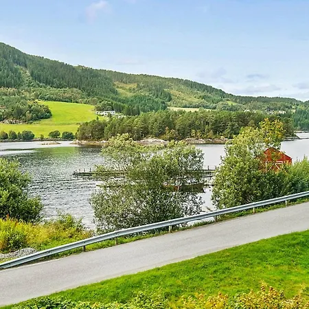 8 Person In Vagland-by Traum *