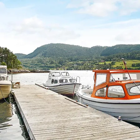 8 Person In Vagland-by Traum