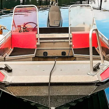 8 Person In Vagland-by Traum *