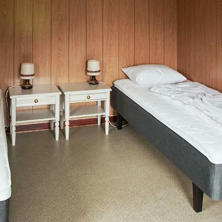 8 Person In Vagland-by Traum